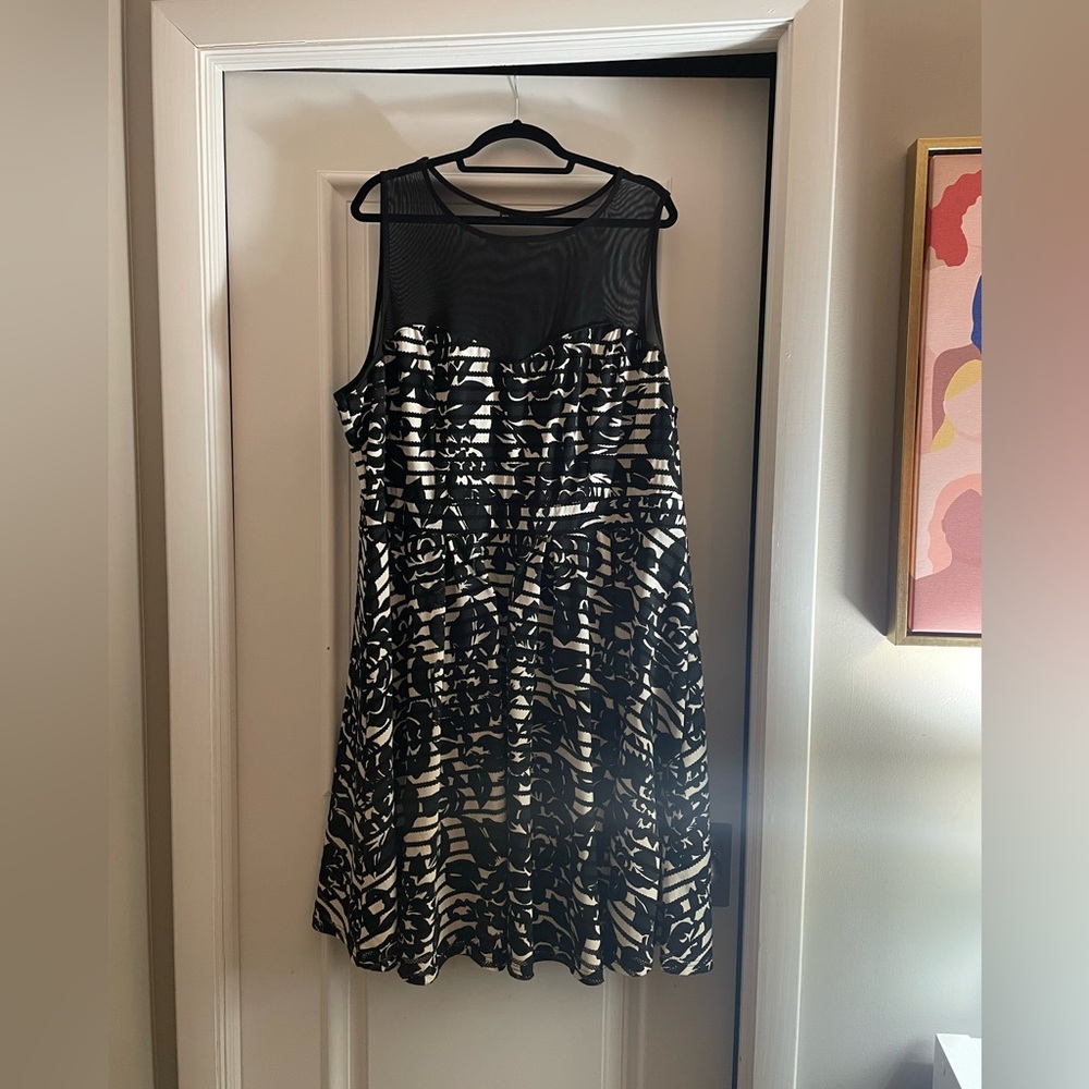 Super cute dress! Mesh top, lined.